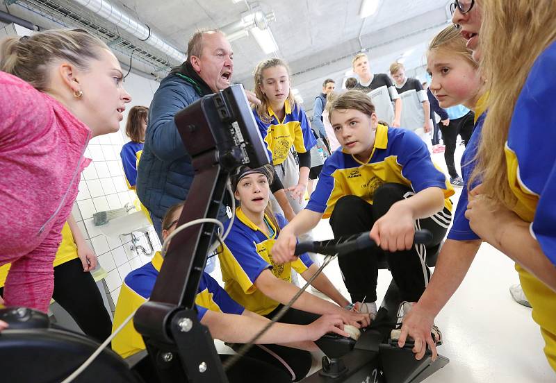 V račické Labe aréně proběhla ve čtvrtek akce Česko vesluje pro základní školy. Závodilo se ve štafetě na veslařských trenažérech.