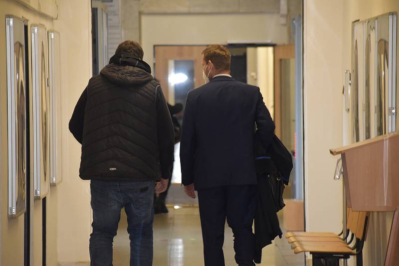 Obžalovaný Jaroslav K. odchází od soudu se svým obhájcem.