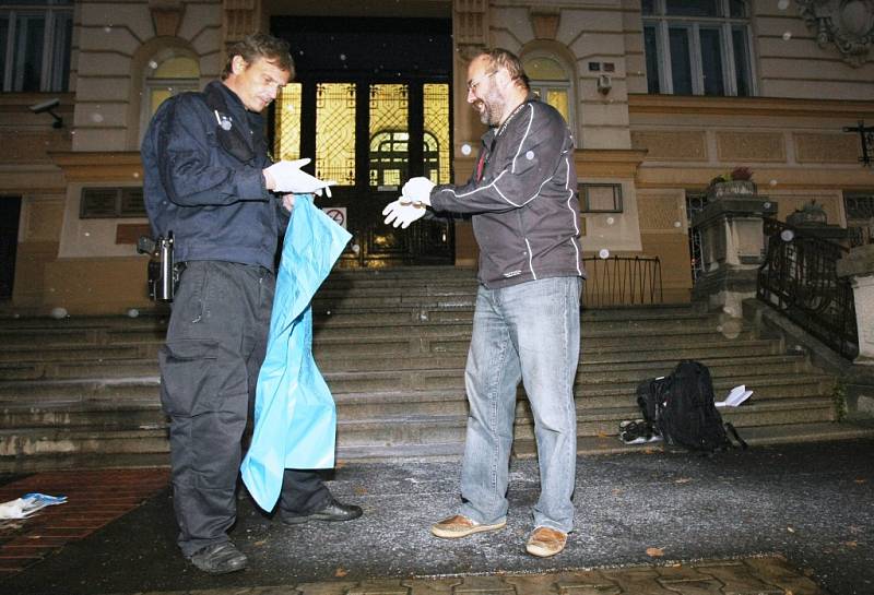 Kolem půl šesté odpoledne se pokusil upálit muž na schodech Okresního soudu Litoměřice