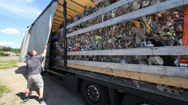 Kamion s odpadem zastavili policisté v Terezíně