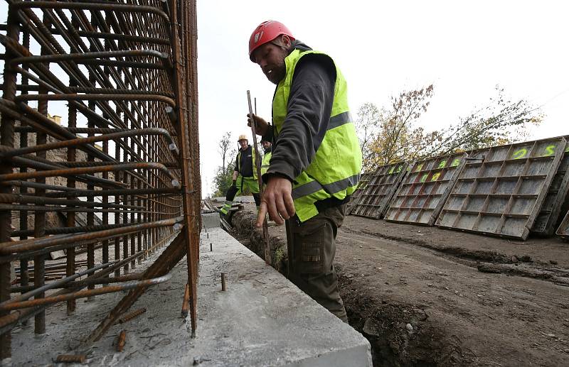 Do konce měsíce října by měla být hotová část cyklostezky u Křešic na Litoměřicku. Nyní se betonují opěrné zdi mezi řekou Labe a silnici.