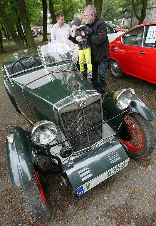 Tradiční závody veteránu v rámci Autosalonu na Zahradě Čech