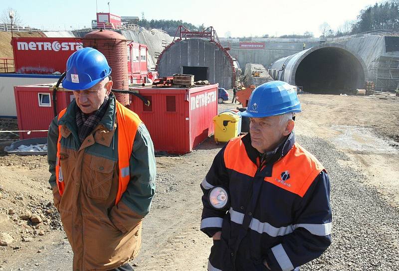 Dostavba dálnice D8 mezi Lovosicemi a Řehlovicemi.