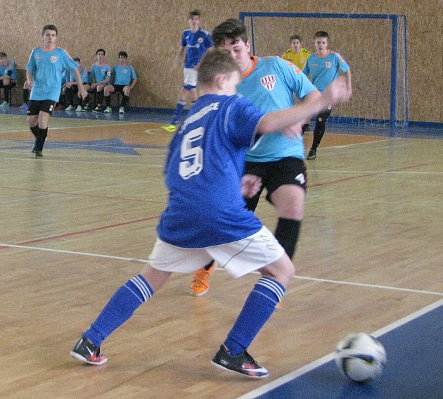 VE FINÁLE halového turnaje starších žáků na sebe narazily Litoměřice a Brozany (ve světlém), úspěšnější byl výběr FK, který zvítězil o dvě branky. 