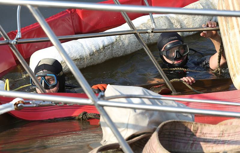 Vyprošťování potopené jachty v Roudnici nad Labem