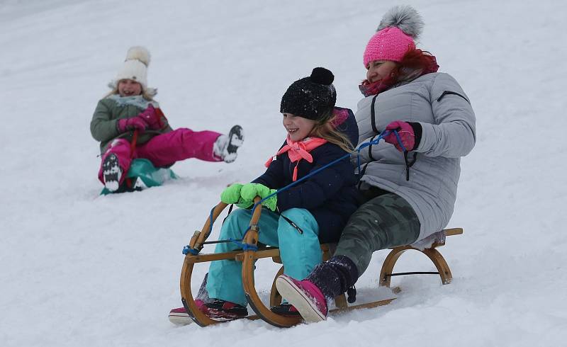 Sáňky, boby i snowboardy. Lyžařský areál u Tašova praskal ve švech