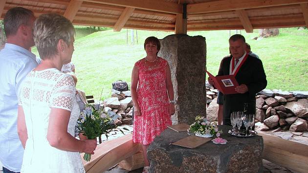 Nová kaplička nedaleko Ctiněvsi měla svatební premiéru.  