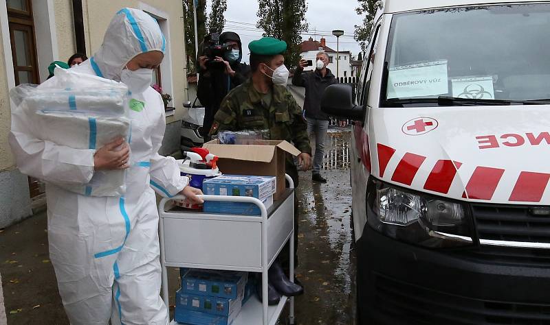 Diakonie v Krabčicích má několik nakažených klientů a požádala o pomoc armádu, aby otestovala zbytek domova. Po osmé hodině ráno dorazil vojenský sanitní vůz ze Žatce.