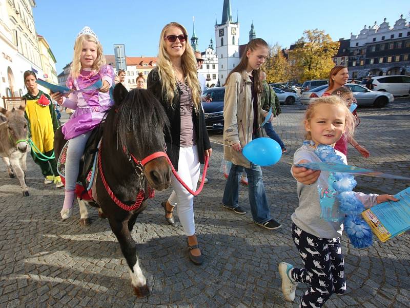 Divadelní benefice začíná, v pátek prošel městem průvod, aby pozval lidi do divadla.