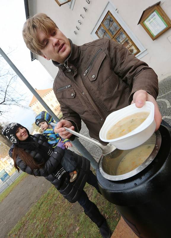 POCHUTNALI SI a přispěli. Na rybí polévku připravenou v roudnické Zámecké restauraci se o Štědrém dnu zastavily desítky lidí.