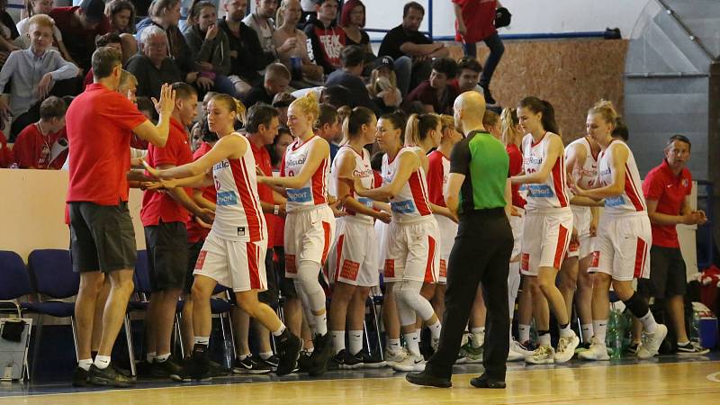 Utkání basketbalistek ČR (v bílém) proti celku Maďarska v Roudnici