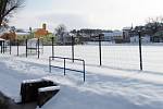 V Hoštce mají nové fotbalové hřiště. Jeho obnova byla ve městě největší loňskou investicí. Radnici vyšla na šest milionů korun.