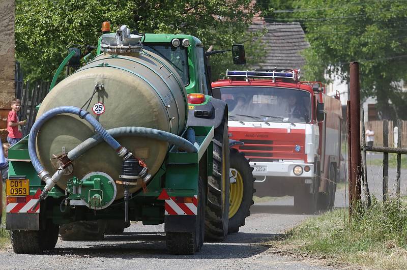 Šest hasičských jednotek vyjelo k požáru ocelové kůlny plné sena v Tetčiněvsi poblíž Úštěku.