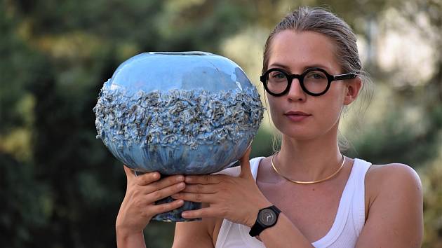 Anastasije Vasilčenko Mamaj s vázou, kterou jí rozbili při převozu z Kyjeva.