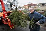Vánoční stromky, kterých se začnou lidé po Třech králích zbavovat budou od kontejnerových stání odvážet technické služby k likvidaci štěpkováním.