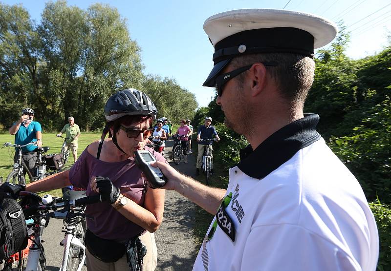 Dopravní policisté z Litoměřic prováděli u Židovic na cyklostezce kontroly cyklistů na požití alkoholu a technický stav kol.