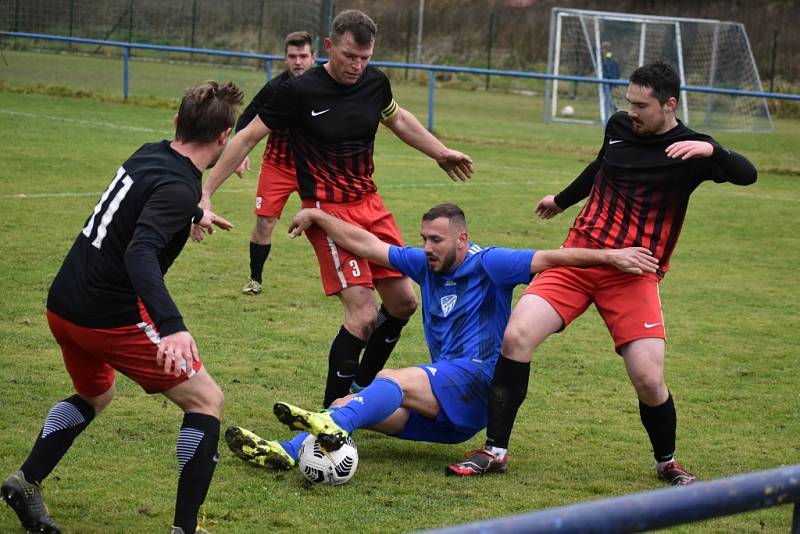 Liběšice (tmavé dresy) doma podlehly Černovicím 1:3.