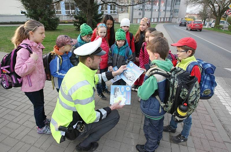  Policisté tento týden opět vyrazili do ulic v okolí škol, aby v ranních hodinách varovali školáky před nebezpečím, které jim hrozí v dopravě. 