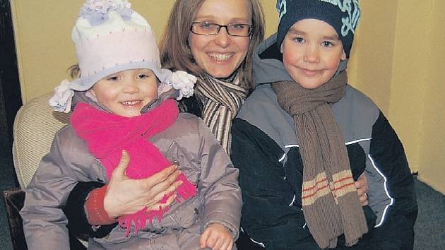 V REDAKCI. Olga Zieglerová, předsedkyně občanského sdružení Domov dětem, navštívila redakci litoměřického Deníku se dvěma z dětí – Adélkou a Šimonem. 