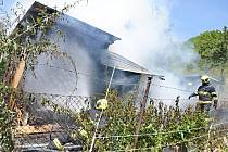 Hasiči likvidují požár chatky v Třebouticích