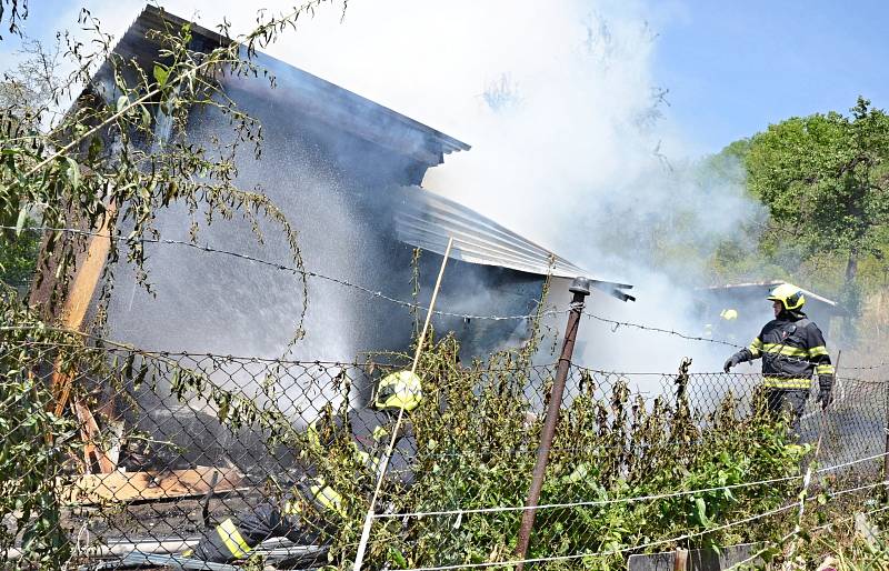 Hasiči likvidují požár chatky v Třebouticích