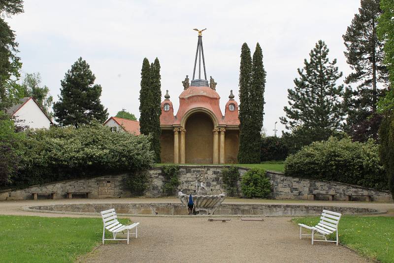 Na zámku v Ploskovicích se postupně dokončuje oprava fasády, oken a dveří na hlavní budově. Jarní rozkvetlý park s pávy láká na romantické procházky.