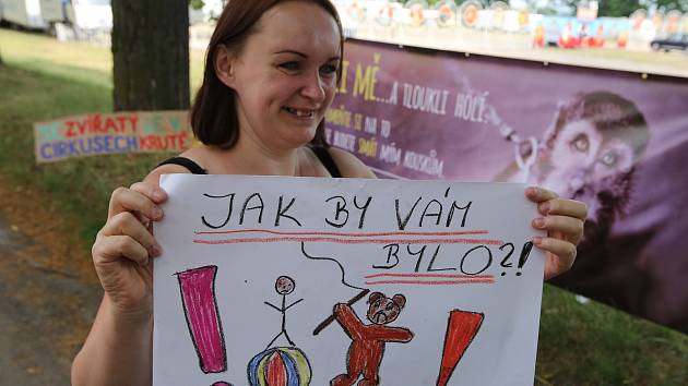 Skupinka aktivistů proti týrání zvířat v cirkusech Svoboda zvířat protestovala pred představením cirkusu v Litoměřicích.