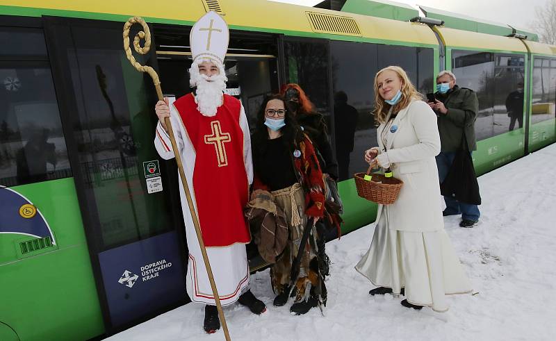 Mikulášské vlaky vyjely v neděli dopoledne na Švestkovou dráhu z Litoměřic do Mostu a zpět.