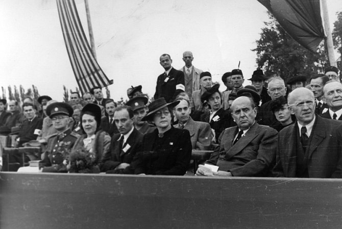 Národní pohřeb v Terezíně 16. září 1945, na tribuně Milada Horáková vedle Jana Masaryka.