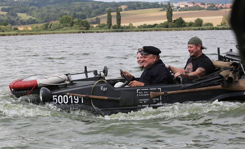 Obojživelná vozidla brázdila jezero Chmelař u Úštěku