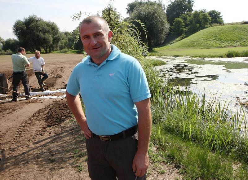 Po více než dvou měsících od opadnutí vody je na golfovém hřišti stále co dělat. Některá místa se však již zelenají. 