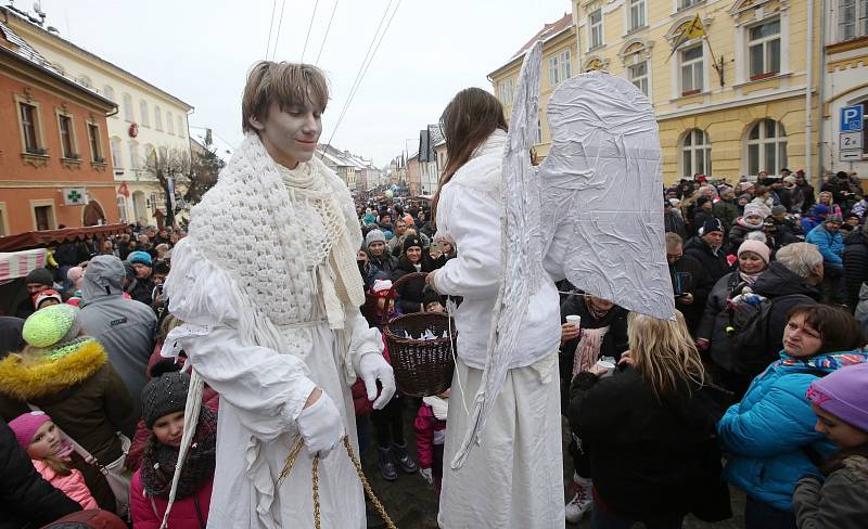 Již sedmnáct let se snášejí andělé o vánočním jarmarku v Úštěku z kostelní věže.