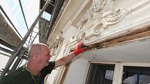 Řemeslníci pracují na obnově fasády a dřevěných oken zámku v Ploskovicích