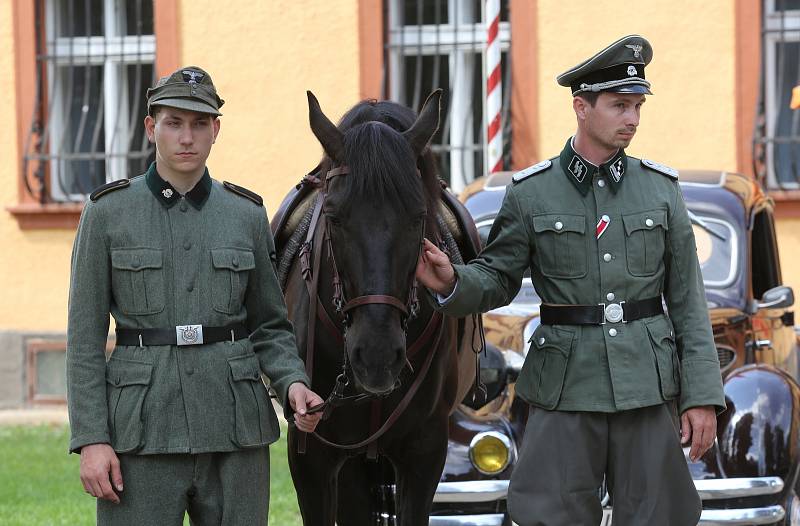 Ruský štáb natáčí v Terezíně válečný film Tankisti.