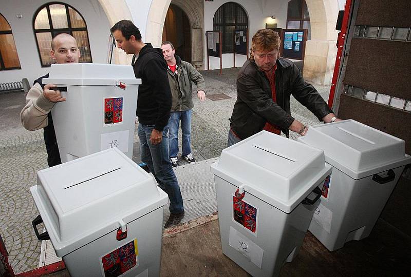 Volební urny se z Městského úřadu v Litoměřicích rozvážely po jednotlivých volebních místnostech.  Už o víkendu se voliči dozvědí, zda měly předvolební spory vliv na úspěch jednotlivých stran.
