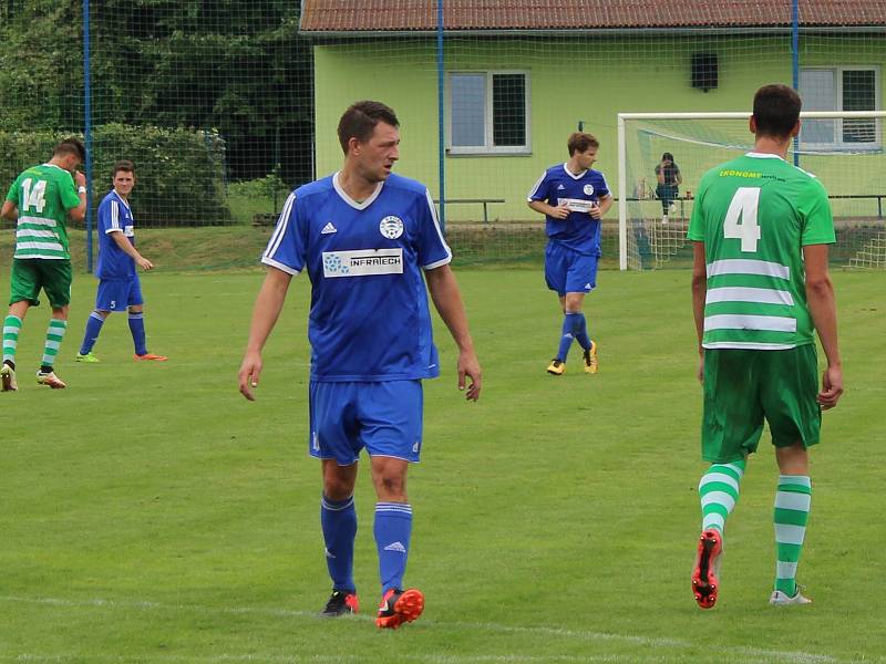 Divizní nováček (v modrém) porazil na domácím trávníku Nový Bor 2:0.