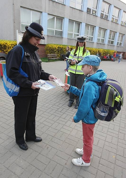  Policisté tento týden opět vyrazili do ulic v okolí škol, aby v ranních hodinách varovali školáky před nebezpečím, které jim hrozí v dopravě. 