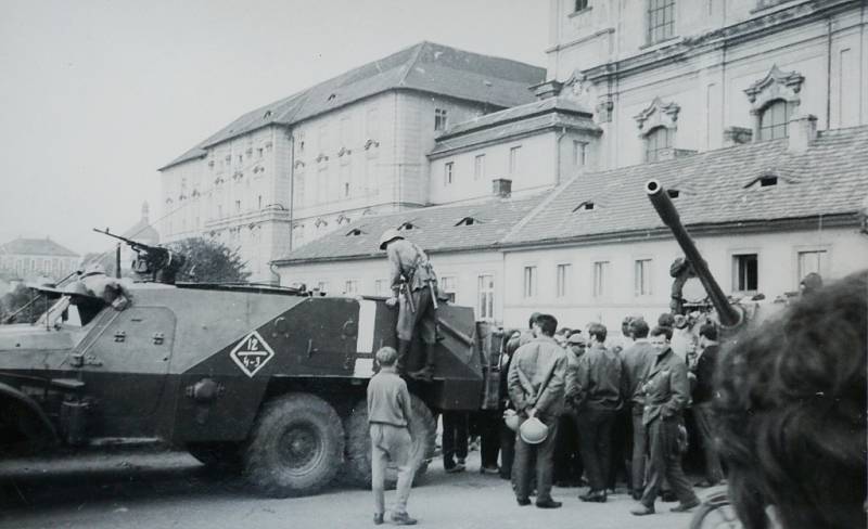 Rok 1968 v Litoměřicích, pohled na okupační vojsko u Tyršova mostu