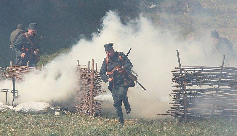 Na osudu pevnosti Přemyšl, ležící na území dnešního Polska,  si před zraky diváků v Terezíně v sobotu připomněli členové klubů vojenské historie 95. výročí vzniku 1. světové války. 