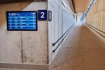 V podchodech a na nástupištích některých nádraží jsou nové informační panely.