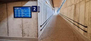 V podchodech a na nástupištích některých nádraží jsou nové informační panely.