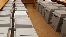 Zaměstanci Městského úřadu v Litoměřicích stěhují volební urny do jednotlivých volebních okrsků ve městě.