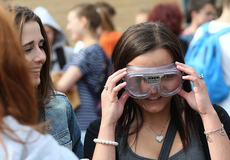 Pyrotechnici, strážníci, vězeňská služba, pořádková jednotka, poříční i dopravní policisté, záchranáři. Ti všichni a další představili svou práci žákům 8. a 9. tříd. 