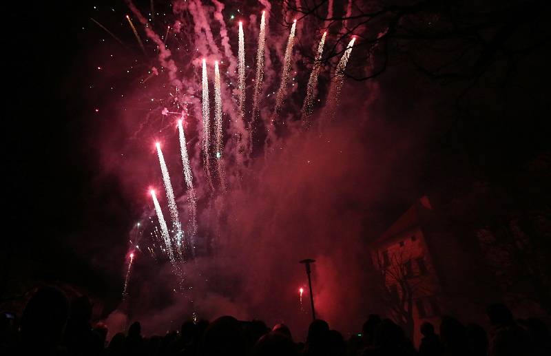 Nebe nad Lovosicemi rozzářil silvestrovský ohňostroj