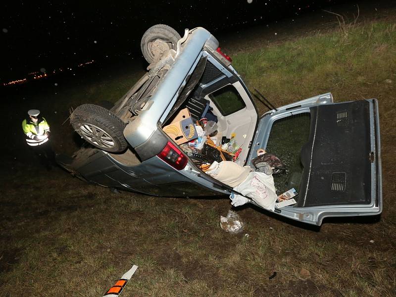 Při hrozivě vypadající nehodě u Lovosic skončily oba vozy na střeše mimo vozovku