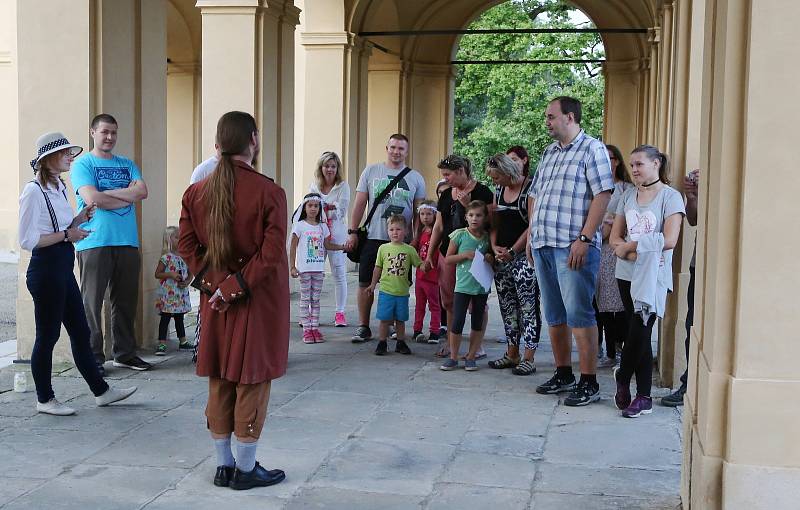 Hradozámecká noc na zámku v Ploskovicích.