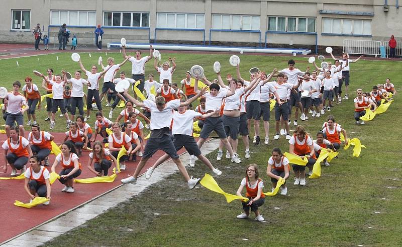 Sokolové cvičili na roudnickém Tyršově stadionu.