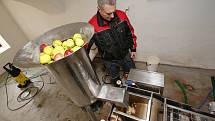 Vůně jablečné šťávy plní v těchto dnech moštárnu ve Starém Týně na Litoměřicku. Na statku Michala Wagnera funguje druhým rokem.