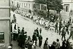 Slavnost československých národních socialistů 7. srpna 1932. Průvod přichází z dnešní Obchodní ulice. Místo domu za průvodem je dnes Nové náměstí.
