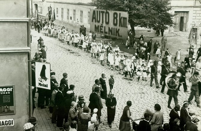 Slavnost československých národních socialistů 7. srpna 1932. Průvod přichází z dnešní Obchodní ulice. Místo domu za průvodem je dnes Nové náměstí.